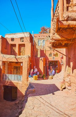 Abyaneh, Iran - 23 Ekim 2017: Küçük gıda mağaza ve turistik kafede backstreet eski adobe evleri, kırmızı-aşı boyası ile 23 Ekim Abyaneh içinde çamur ile kaplı,