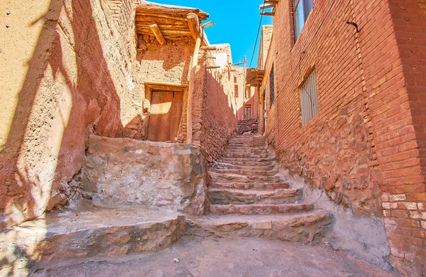 Régi Kőlépcsőn Dombos Backstreet Között Vörös Okker Házak Történelmi Abyaneh — Stock Fotó