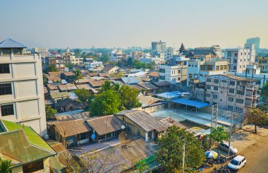 Eski çatılar ve şehir Mandalay, Myanmar Chanayethazan İlçesi modern binalar.