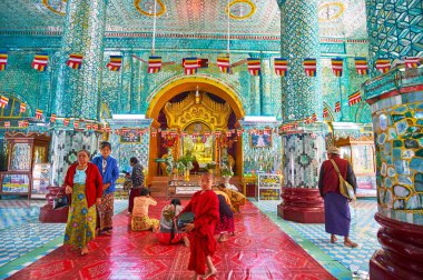 Sagaing, Myanmar - 21 Şubat 2018: İç görüntü ev Güney Galeri, Kaunghmudaw Pagoda içinde bulunan, ayna desenleri ve altın Buddha, altar günü 21 Şubat Sagaing dekore edilmiş.