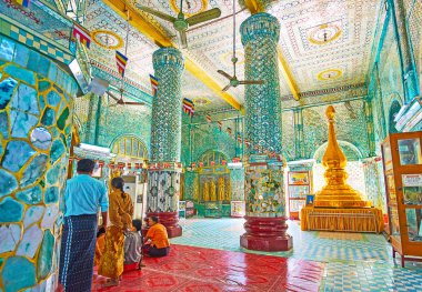 Sagaing, Myanmar - 21 Şubat 2018: Yaza Mani Sula Kaunghmudaw Pagoda içinde doğal dua hall Güney görüntü House, günü 21 Şubat Sagaing altın spire.