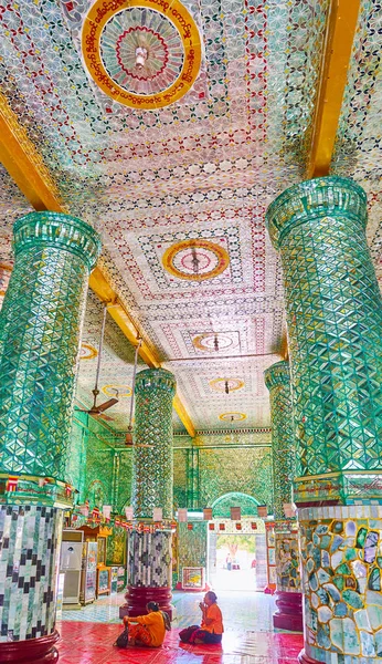 Sagaing, Myanmar - 21 Şubat 2018: Dua hall, Güney görüntü hanesi Yaza Mani Sula Kaunghmudaw Pagoda uzun boylu sütunlarla kaplı mirrorwork ile günü 21 Şubat Sagaing.