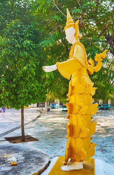 Die Statue Des Nat Geistes Traditioneller Goldener Kleidung Gelegen Garten — Stockfoto