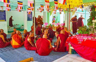 Sagaing, Myanmar - 21 Şubat 2018: Bhikkhu keşişlerin grup bir öğle yemeği Kaunghmudaw Pagoda, Köşk günü 21 Şubat Sagaing var..