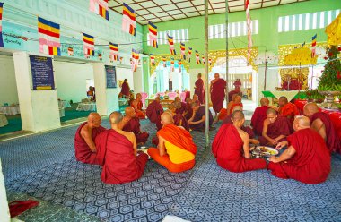 Sagaing, Myanmar - 21 Şubat 2018: Bhikkhu rahipler öğle üzerinde içinde hall, Yaza Mani Sula Kaunghmudaw Pagoda, günü 21 Şubat Sagaing.