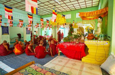 Sagaing, Myanmar - 21 Şubat 2018: Görüntü House, Yaza Mani Sula Kaunghmudaw Pagoda öğle bhikkhu keşişlerin günü 21 Şubat Sagaing yer.