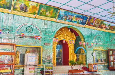 Sagaing, Myanmar - 21 Şubat 2018: Doğu resim House, Yaza Mani Sula Kaunghmudaw Pagoda günü 21 Şubat Sagaing Buda'nın yaşam, iyi mirorwork ve oyma yaldızlı sunak kapısı, resimleri ile dekore.