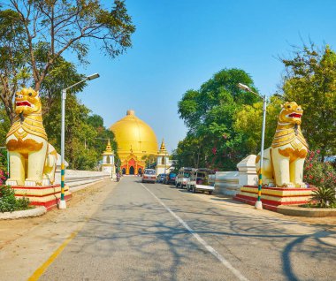 Sagaing, Myanmar - 21 Şubat 2018: Güney girişinde Kaunghmudaw Pagoda tarafından iki büyük Chinthe (leogryph) heykeller, günü 21 Şubat Sagaing korunuyor