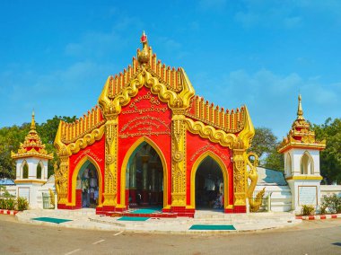 Sagaing, Myanmar - 21 Şubat 2018: Panorama Kaunghmudaw Pagoda parlak Güney Kapısı oyma desenleri ve altın yazıtlar, günü 21 Şubat Sagaing