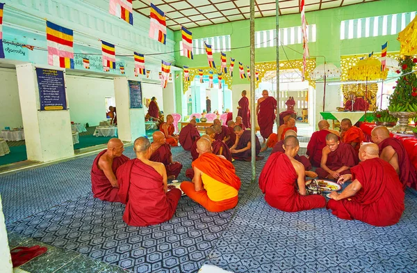 Сагаинг Мянмар Февраля 2018 Года Монахи Бхикху Обедают Зале Пагоды — стоковое фото