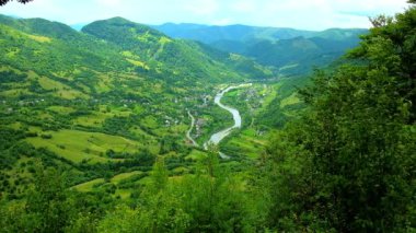 Makovytsia dağın tepesine bölgesinden Mizhhiria dağ manzara, köyleri ve çiftlikleri, Zakarpattya, Ukrayna çevrili yeşil vadi boyunca sarma Rika nehir geçiyor.