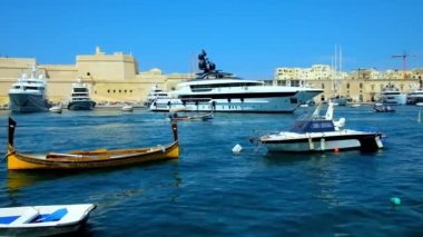 Senglea, Malta - 19 Haziran 2018: Watch Fort St Angelo Birgu ve yat, 19 Haziran Senglea tarihinde L-Isla (Senglea), sahil gezinti yerinin Vittoriosa Marina içinde otopark.