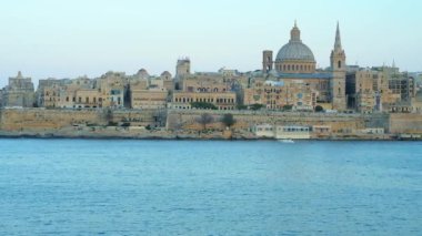 Kuzey Limanı tarihi Valletta şehir zevk, onun uzun boylu belfries, büyük kubbe ve Malta surların arkasında tarihi yapıların gözlemlemek.