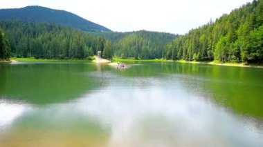 Synevyr, Ukrayna - 1 Temmuz 2018: Deniz göz Adası'na Sal gezisi 1 Temmuz Synevyr içinde yemyeşil orman tarafından çevrili ünlü Ukrayna Synevyr göl kenarında popüler turistik 's. 