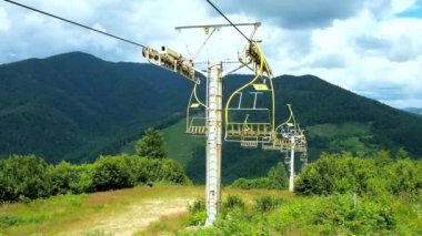 Makovytsia dağın yamacında telesiyej kaplı yeşil orman, Mizhhiria, Ukrayna.