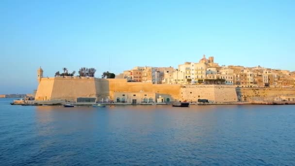 Obserwować Ufortyfikowane Miasto Senglea Isla Jachtu Wycieczkowych Pływających Wzdłuż Valletta — Wideo stockowe