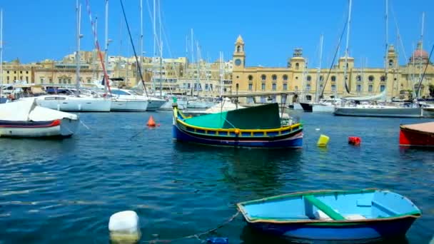 Senglea マルタ 2018 Senglea Luzzu ボートや Birgu の中世の建築物の前に係留された白いヨットをボビングと美しいのマリーナ — ストック動画