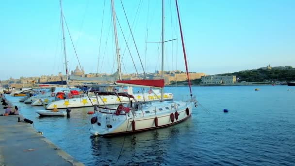 马耳他斯利马 2018年6月19日 在北部港口停泊的帆船线 背景是在斯利马观看中世纪瓦莱塔和马诺尔岛的景色 — 图库视频影像