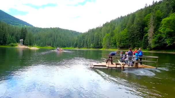 乌克兰 Synevy 2018年7月1日 7月1日 游客前往美丽的 Synevyr 湖的海岛眼岛 — 图库视频影像