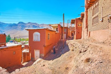 Eski adobe Köyü, Abyaneh, Iran Teras sokaklarında arasında dik iniş.