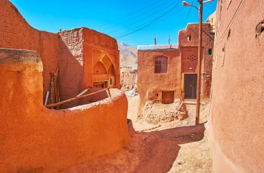 Dağ Abyaneh köyü antik mimari, Iran korunmuş parçalarla Ortaçağ kırmızımsı çamur binaların arasında kaybolmak.
