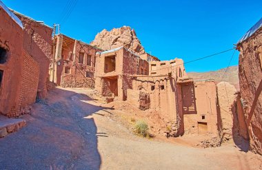 Eski püskü adobe binalar ünlü kırmızı Köyü, Abyaneh, Iran bir görünüm ile Ortaçağ engebeli yol çatal.