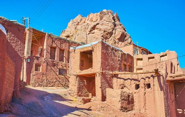 Karkas Dağı, Iran yamaçta bulunan Abyaneh köyü tepelik sokak medieval adobe evlerde arkasında antik kale kalıntıları.