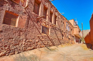 Geleneksel Abyaneh köyü yapıcı malzemeler için-oluşturulan eski bina, taş, çamur tuğla ve kırmızımsı kil ile ahşap destekler, Iran.