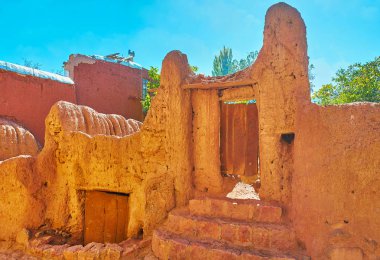 Kırmızı kil yol açar küçük özel Bahçe, Abyaneh Köyü, Iran Ortaçağ kapısı korunmuş.
