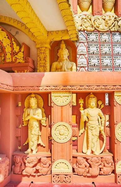 在缅甸萨加因的司塔国际佛教学院宝塔的墙体雕塑中 挂着的铁皮黄色的蝙蝠雕像 精神神神 装饰着城墙 — 图库照片