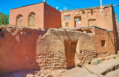 Modern uzantısı ve eski taş-adobe çit, Abyaneh, Iran ile Ortaçağ yaşam ev.