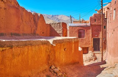 Isfahan Eyaleti, Iran bulunan dağ Abyaneh köyünde yaşayan evlerin antik kırmızımsı duvarlar.