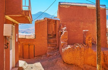 Küçük dağ Abyaneh Köyü, Karkas Dağları, Isfahan Eyaleti, Iran'eğri sokak.