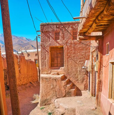 Benzersiz antik Abyaneh köy çok korunmuş tarihi yerler ve geleneksel Konut konut kırmızı Adobe, Iran ile ziyaret.