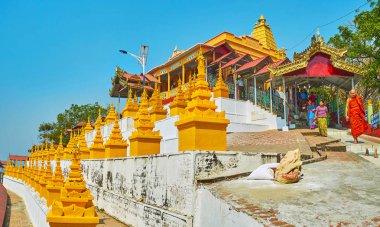 Sagaing, Myanmar - 21 Şubat 2018: U Min Thonze mağaraları, sitedeki altın stupas satır, tapınak arkasında kapalı merdiven Sagaing hill, tepesine günü 21 Şubat Sagaing yol açar