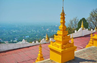 Sagaing Tepesi'nin eteğinde, düz U Min Thonze tapınağın ön plan, Sagaing, Myanmar üzerinde küçük stupa bir görünüm ile hafif sis içinde gözlemlemek.