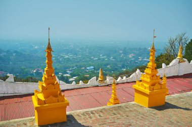 Sisli Yeşil düz Sagaing, Myanmar manzaralı U Min Thonze mağaraları, stupas altın.
