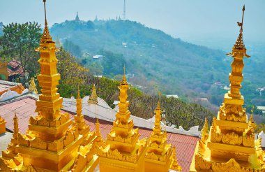 Sagaing Hill ve onun yeşillikler--dan U Min Thonze Tapınağı yer altın stupas, Sagaing, Myanmar aracılığıyla manzara gözden kaçırmak.