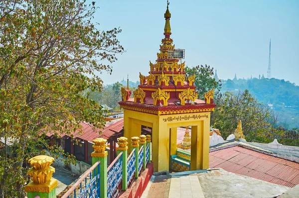 サガイン ミャンマー 2018 Pyatthat 屋根と上 ザガインで 日に小さな Hti Thonze 寺サイトの色のパビリオン — ストック写真