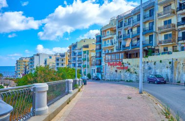 Bugibba, Malta - 14 Haziran 2018: Sahil görünümü konut resort strech üzerinde Haziran 14 Bugibba kıyı hattı boyunca tepelerde.