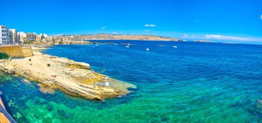 Bugibba, Malta - 14 Haziran 2018: Kayalık sahil üzerinde Haziran 14 Bugibba resort'ın kıyı şeridi, özel özelliği nedir.