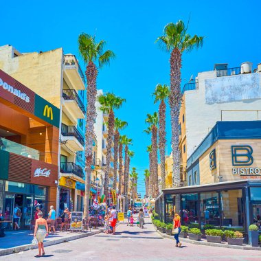 Bugibba, Malta - 14 Haziran 2018: Pjazza geçit dar sokak 14 Haziran Bugibba içinde restoran ve Hediyelik eşya mağazaları, konsantrasyon en büyük ile olan.