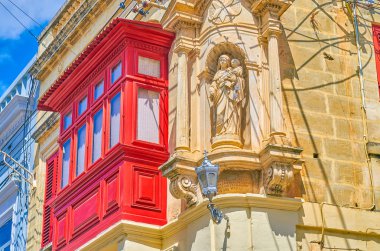 Güzel Maltere kırmızı balkon komşuları Meryem Ana ve çocuk cortner Mosta, Malta tarihi köşkün üzerinde heykeli ile