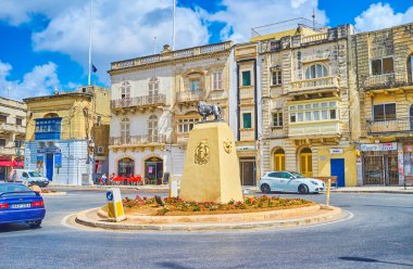 Mosta, Malta - 14 Haziran 2018: Aslan - u dönüşü üzerinde 14 Haziran Mosta içinde arka plan üzerinde eski yapıların ile meşgul Rotunda meydanında ortasında şehir sembolü heykeli.