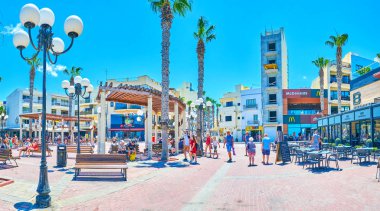 Bugibba, Malta - 14 Haziran 2018: Tatilciler restoranda Bay meydanda - tesisin turist yaşamın merkezi 14 Haziran Bugibba içinde seçim.
