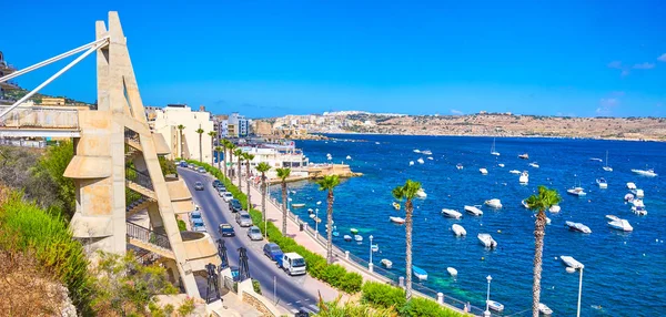 Bugibba resort ile modern merdivenler ile engebeli kıyı şeridi sahil mesire şehrin düzeyleri, Malta