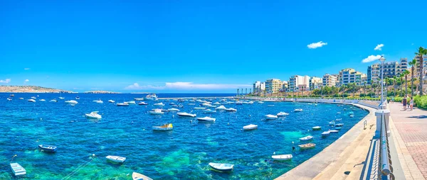 ブギバ マリーナ リゾート マルタに停泊する海辺の遊歩道と多数の漁船の美しいパノラマの景色 — ストック写真