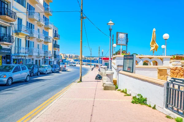 Buġibba Malta Juni 2018 Populära Dawret Gzejjer Strandpromenaden Full Glass — Stockfoto