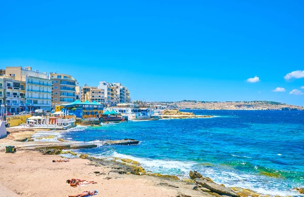 Bugibba Malta Junio 2018 Pequeña Playa Arena Entre Rocas Centro —  Fotos de Stock