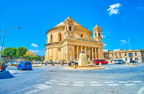 Mosta マルタ 2018 Mosta 国で最も美しい宗教的なランドマークの一つの教区の教会の正面広場にロタンダの忙しい道路 — ストック写真